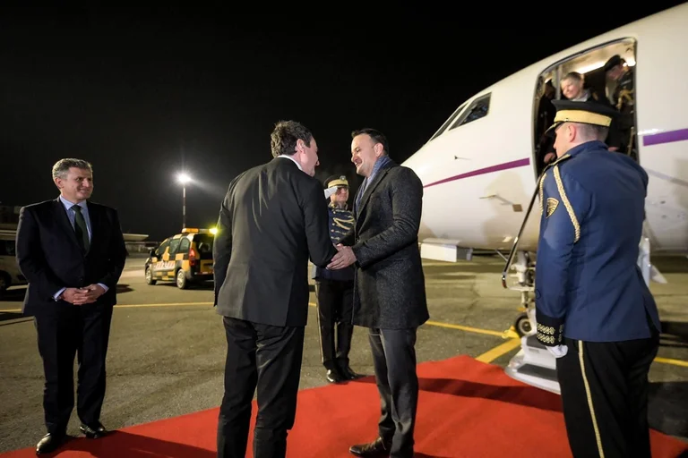 Kryeministri irlandez arrin në Kosovë, pritet nga Kurti