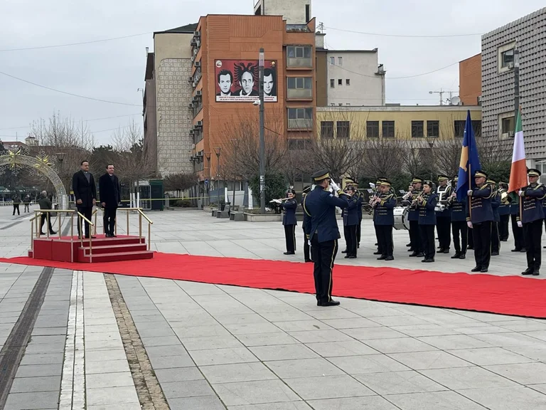 Kurti pret me ceremoni shtetërore kryeministrin irlandez
