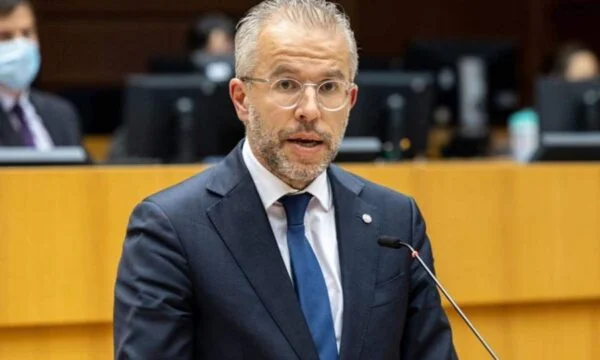 Eurodeputeti holandez pret hapa të radhës nga Spanja në raport me Kosovën