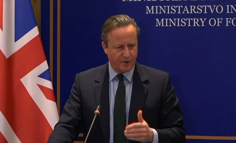 Cameron në Kosovë: Britania duhet t’i përkrahë miqtë e saj në një botë me konflikte të mëdha
