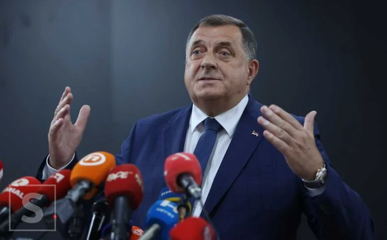 Dodik lavdëron Karaxhiqin dhe Mlladiçin, sulmon SHBA-në: “Srebrenica nuk është gjenocid, rroftë Rusia”