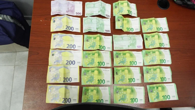 Vizitorët i çojnë para një të burgosuri në Qendrën e Paraburgimit në Prishtinë, oficerët e zbulojnë