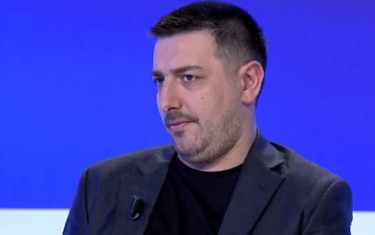 Syla nervozohet me kolonat në kryeqytet, i drejtohet Përparim Ramës: O gërrnaq, na e gërrdite Prishtinën