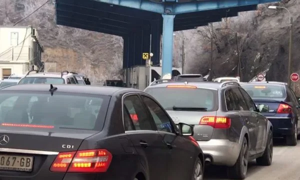 Jarinja e ngarkuar, deri në një orë pritja për të dalë nga Kosova