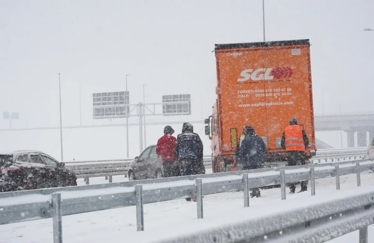 Bora dhe stuhia krijojnë probleme në Kroaci: Disa aksidente në autostradën Zagreb – Beograd