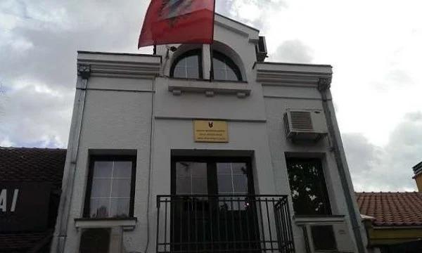 Ambasada e Shqipërisë në Mal të Zi merr në mbrojtje tre të rinjtë që u rrahën barbarisht