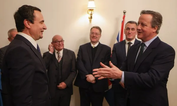 Abbott i nderuar me vizitën e Sekretarit britanik: Duhet parandaluar rikthimi i konfliktit në rajon