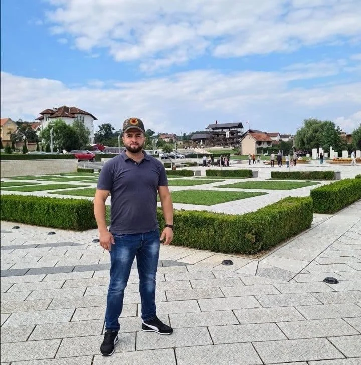 Njihuni me shqiptarin e rrallë që i hyri dajak baxhanakut