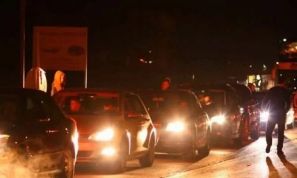 Katër kilometra pritje për të dalë nga Kosova në Merdare