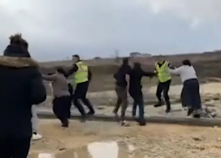 Rrahje mes mërgimtarëve dhe Policisë në Merdare (VIDEO)