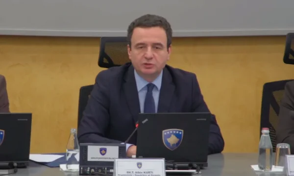 Qeveria largoi stikerat për veturat nga Serbia, thotë se e bëri si “akt i fqinjësisë së mirë”