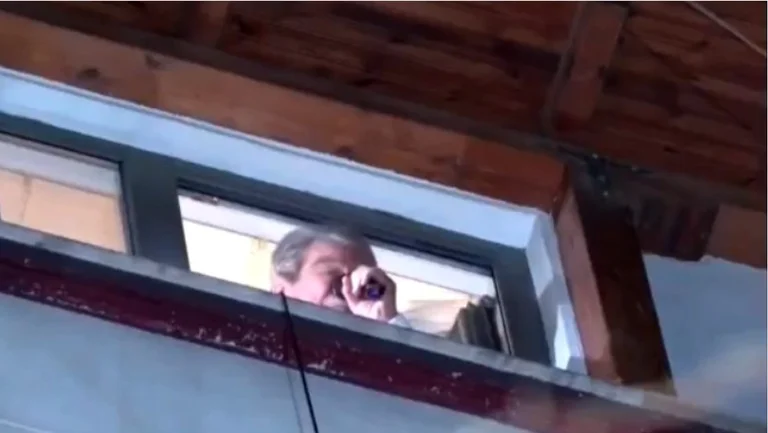 Berisha u flet demokratëve nga dritarja e banesës: Do vazhdojmë të pamposhtur (VIDEO)