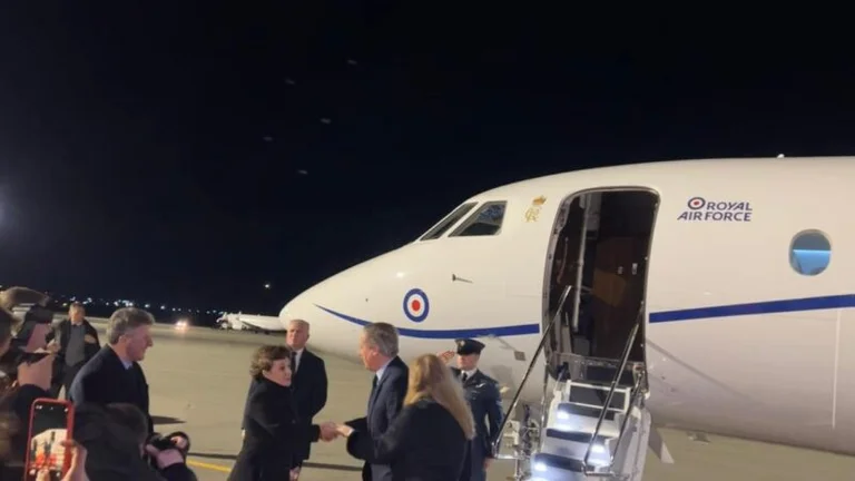 Cameron mbërrin në Kosovë, pritet në aeroport nga Gërvalla
