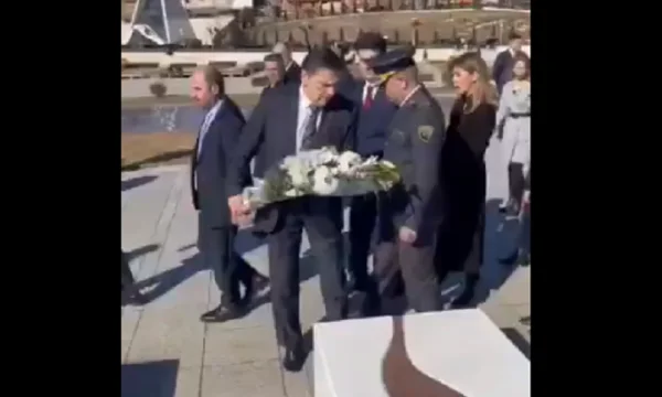 E tmerrshme! Pamje të rënda në autoambulancë të politikanit serb që u rrah nga BIA për shkak se nderoi Adem Jasharin në Prekaz