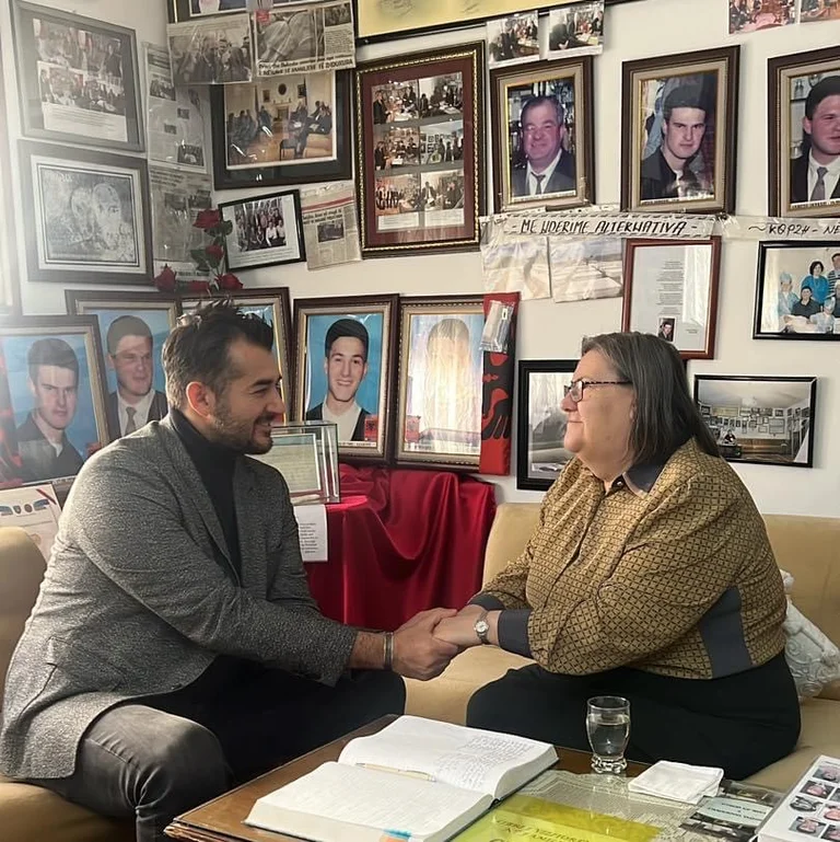 Labinot Tahiri ia dhuron 500 euro Ferdonije Qerkezit, premton 500 të tjera për një veteran të UÇK’së