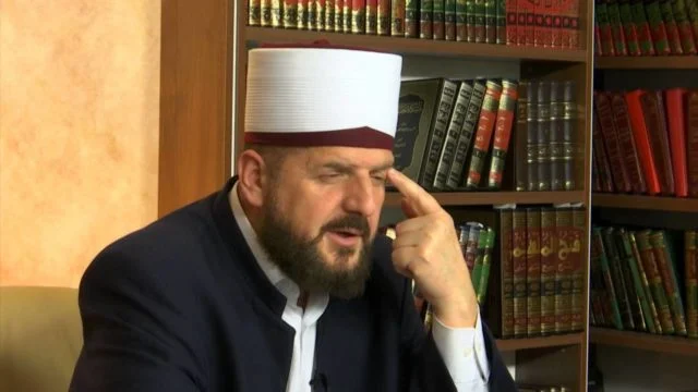 Skandaloze: Hoxhë Shefqet Krasniqi udhëzon si të torturohet fizikisht një përdorues alkooli dhe si te mashtrohet policia