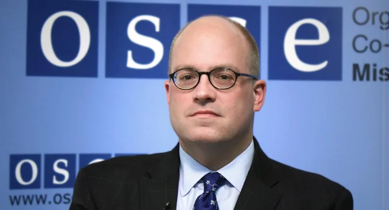 Moore: la asociación debe formarse lo antes posible, que es la obligación de Kurti