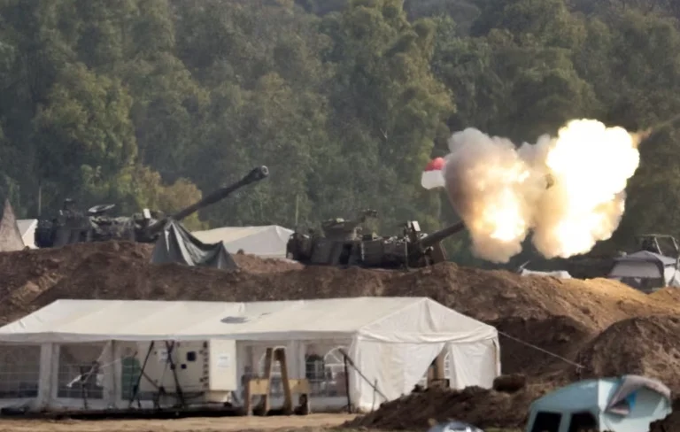 I palestinesi evacuano a sud mentre Israele espande l'offensiva al centro di Gaza