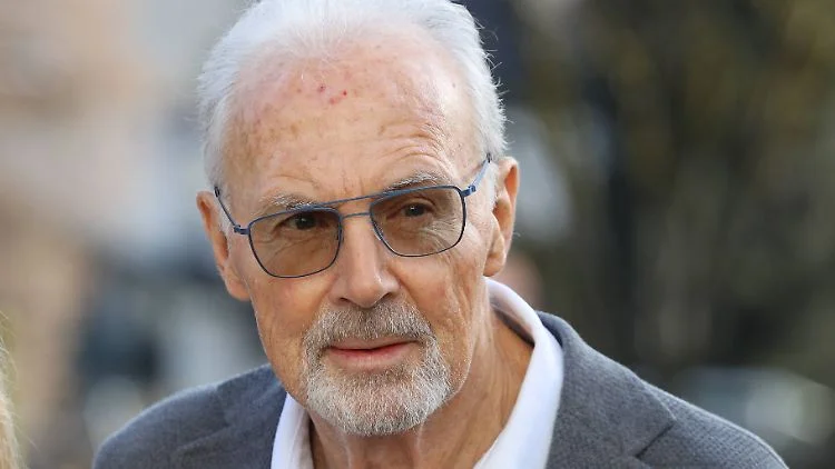 La leggenda del calcio tedesco Beckenbauer nella cattiva salute