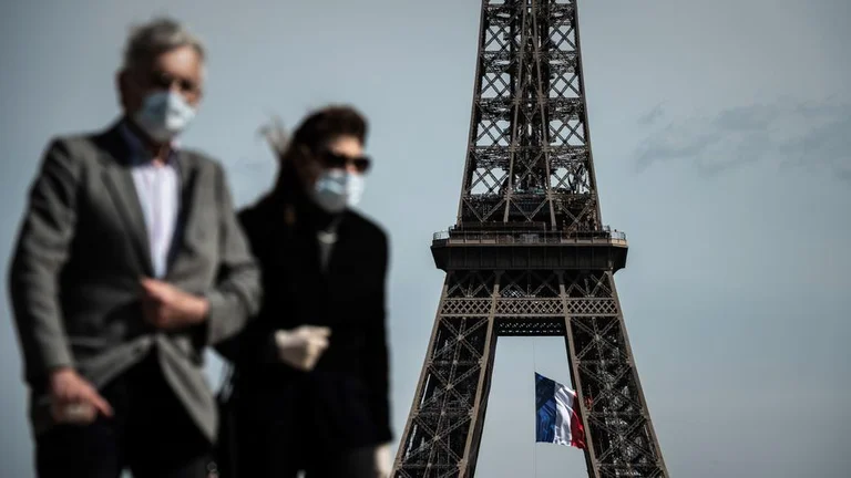 Eiffel Torre se cierra después de que el personal vaya en huelga