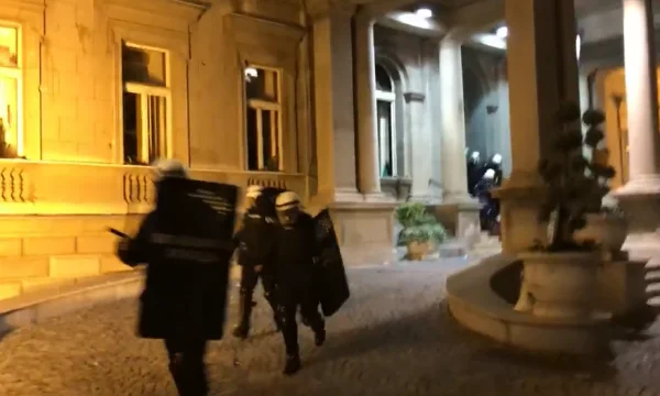 La polizia disperde i manifestanti nel centro di Belgrado