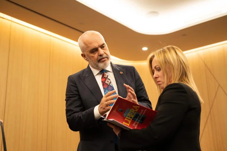 Meloni niset drejt Vlorës me traget, takim me Ramën në rezidencën qeveritare