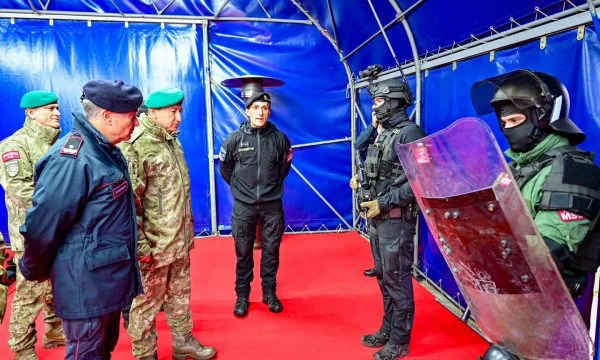 KFOR Commander Visits Multinational Specialised Unit, Reports With Their Weapons