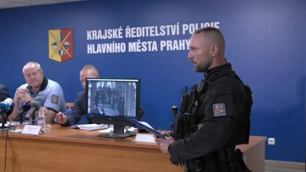 Polizeibild von Körperkameras, bewaffnete Person in Prag hat sich erschossen