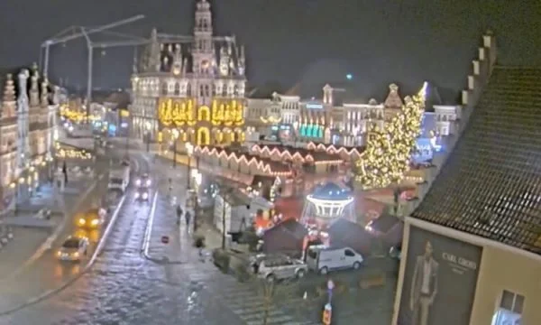 20m - alto albero di Natale in Belgio cade, una donna ha perso la vita, due persone ferite