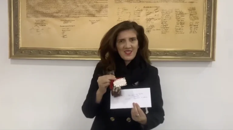 Cioccolato e carta: Ghana torna il regalo su Kurt (Video)