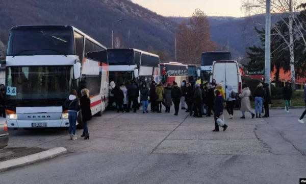 Wer hat Wähler aus Kosovo und Bosnien nach Serbien transportiert?
