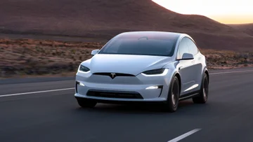 ¿Por qué los coches Tesla que se producen en Europa hacen mejor que en América?