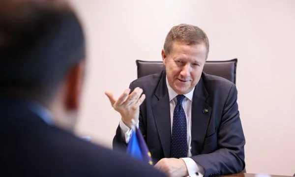Botschafter Szunyog trifft Minister Aliu, gibt ihm mehr Ratschläge