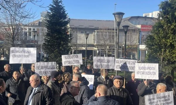 Officials of five institutions in Pristina protest in front of municipality, demand better conditions