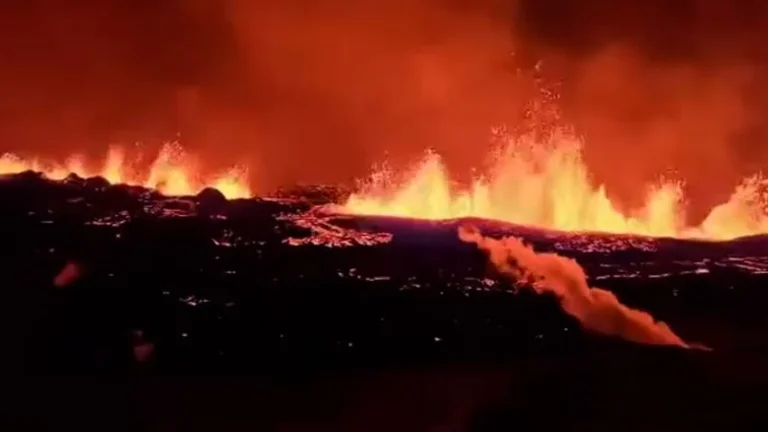 Il vulcano gigante scoppia sull'isola di Rykyans in Islanda, il più grande negli ultimi anni