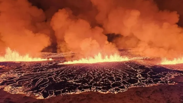 Erstaunlicher Blick auf den Vulkan, der in Island explodierte (VIDEO)