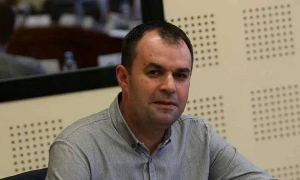 It divides AAK in Decan, Demaliya: I'm an independent candidate for mayor of the municipality.