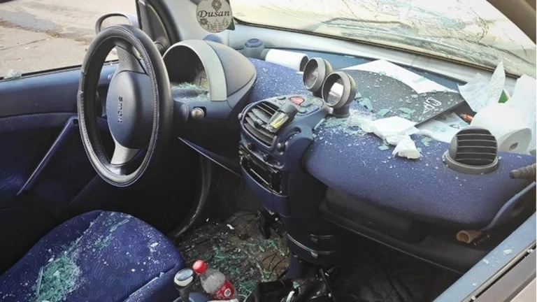 Wahlbeobachter angegriffen in Serbien, zerstören Auto