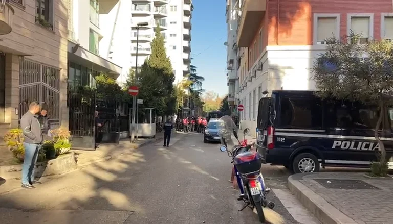 Protesta en Albania: Berisha no va a SPAK, la policía rodea al Parlamento