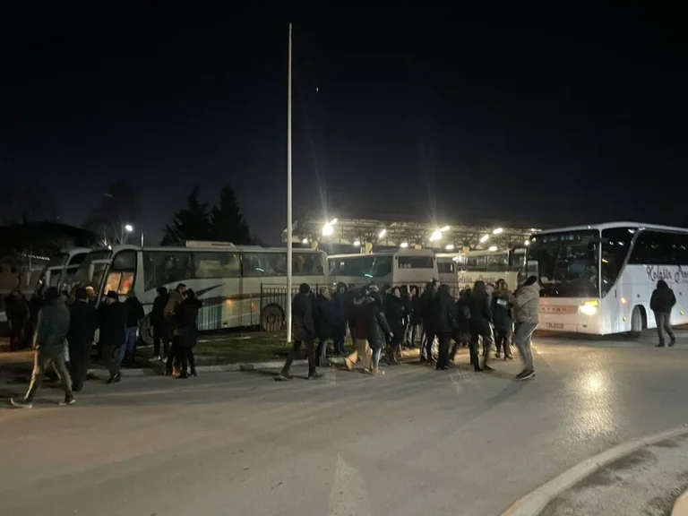 Kosovo Serben gehen nach Serbien zur Abstimmung, lange Säulen an der Grenze