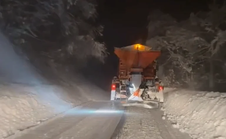 El camino que conduce al centro de esquí de Brezovica abre