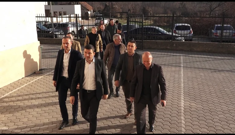 Memli Krasniqi visita la scuola “Ali Aslan”, che è stato dimenticato dal governo Kurti