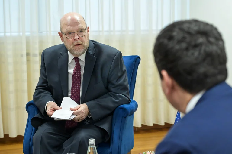 Kurti takon ambasadorin amerikan dhe zyrtaren e lartë të DASh-it: Çka biseduan?