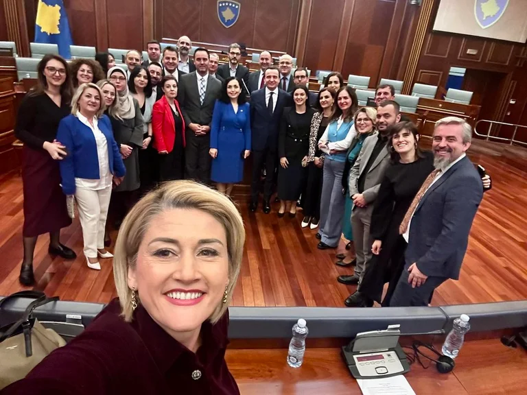 Kusari me foto të Presidentes mes deputetëve të shumicës: Moment festiv
