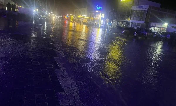 Policia njofton se rruga Ferizaj-Prishtinë, vende-vende e pakalueshme për shkak të shiut
