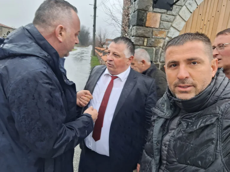 Nasim Haradinaj në shtëpi: Fotografi se si u prit ish-gjenerali i UÇK-së