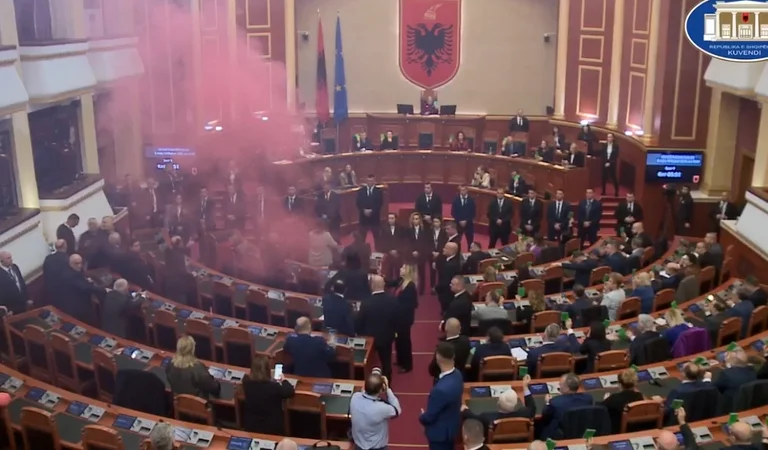 PS voton mes tymit dhe kaosit ndryshimin e rregullores së Kuvendit: Deputetët e opozitës do të përjashtohen për dy muaj
