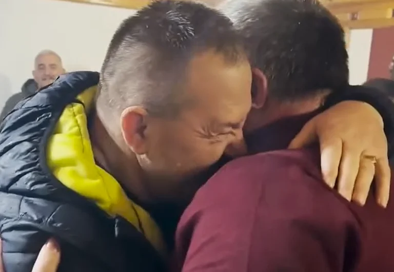 Momenti kur Hysni Gucati i shkon në Odë në Gllogjan Nasim Haradinajt (VIDEO)