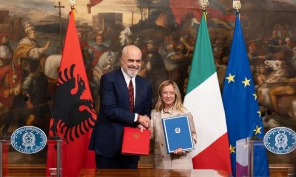 Marrëveshja Itali-Shqipëri për emigrantët, Gjykata Kushtetuese pezullon ratifikimin në Kuvend
