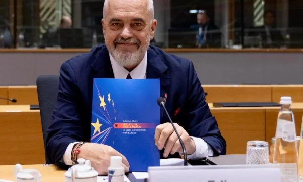 “Krenar me Shqipërinë”, Edi Rama ndan foto para nisjes së Samitit të BE-së